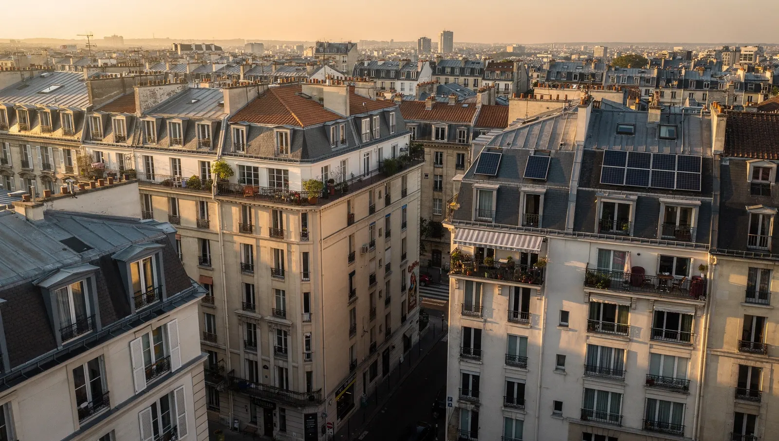 Quartier de ville vu d'en haut, balcons et toits orientés au sud en fin de journée
